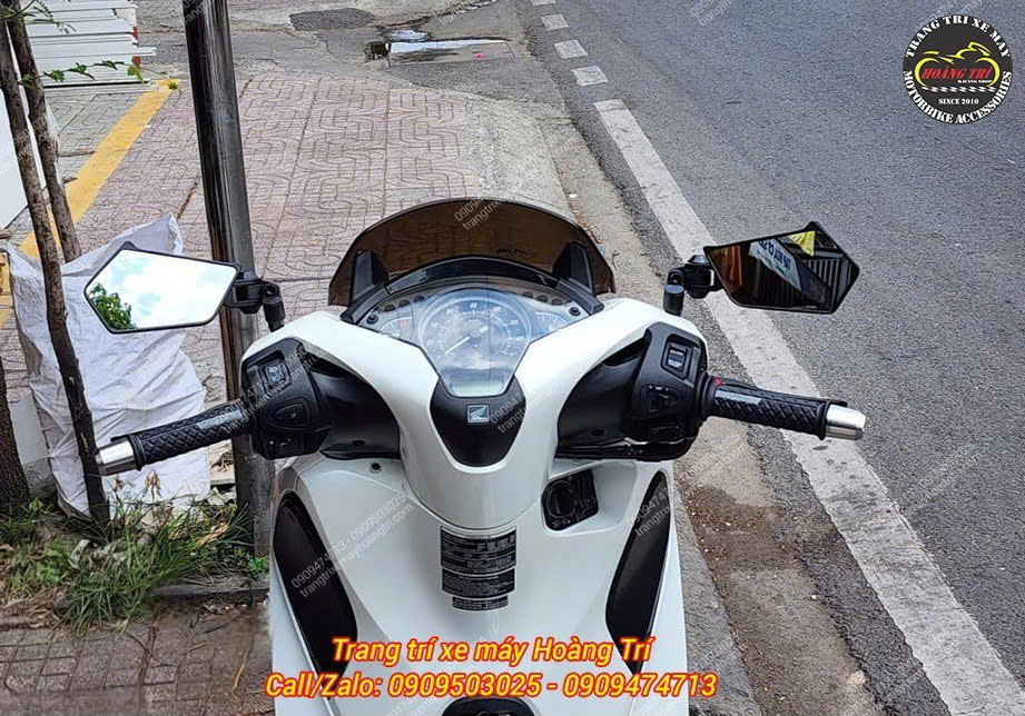 Góc view phía sau cực rộng với viền kính mỏng trông rất sang trọng