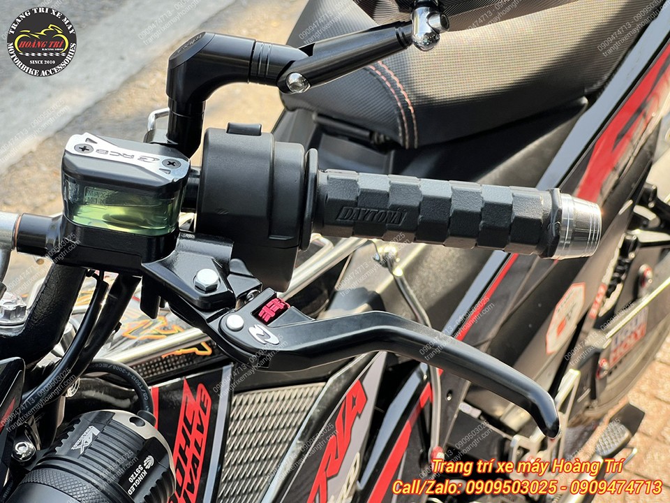 Cận cảnh tay côn dầu đã được nâng cấp cho xe của anh khách