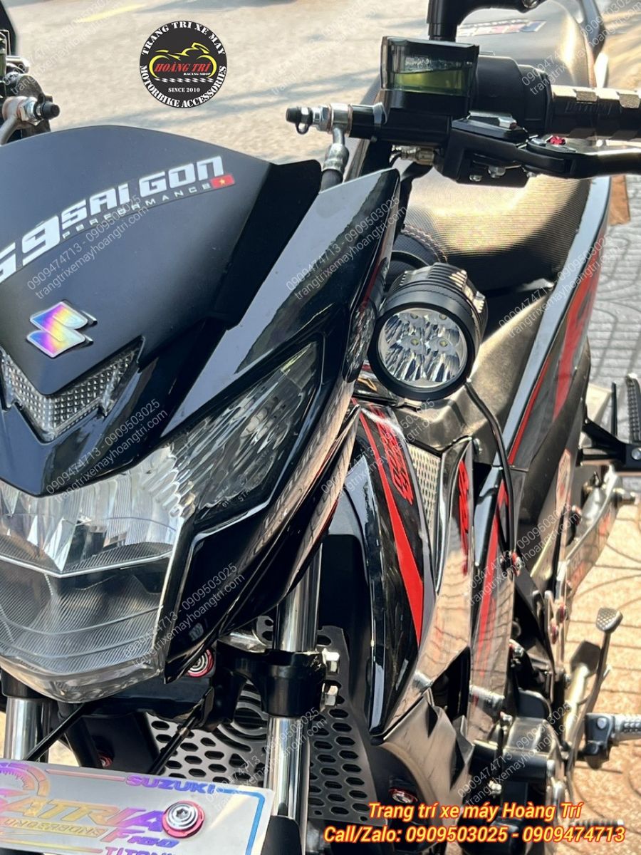 Đèn trợ sáng mini King Led KL54 được gắn bên trái xe