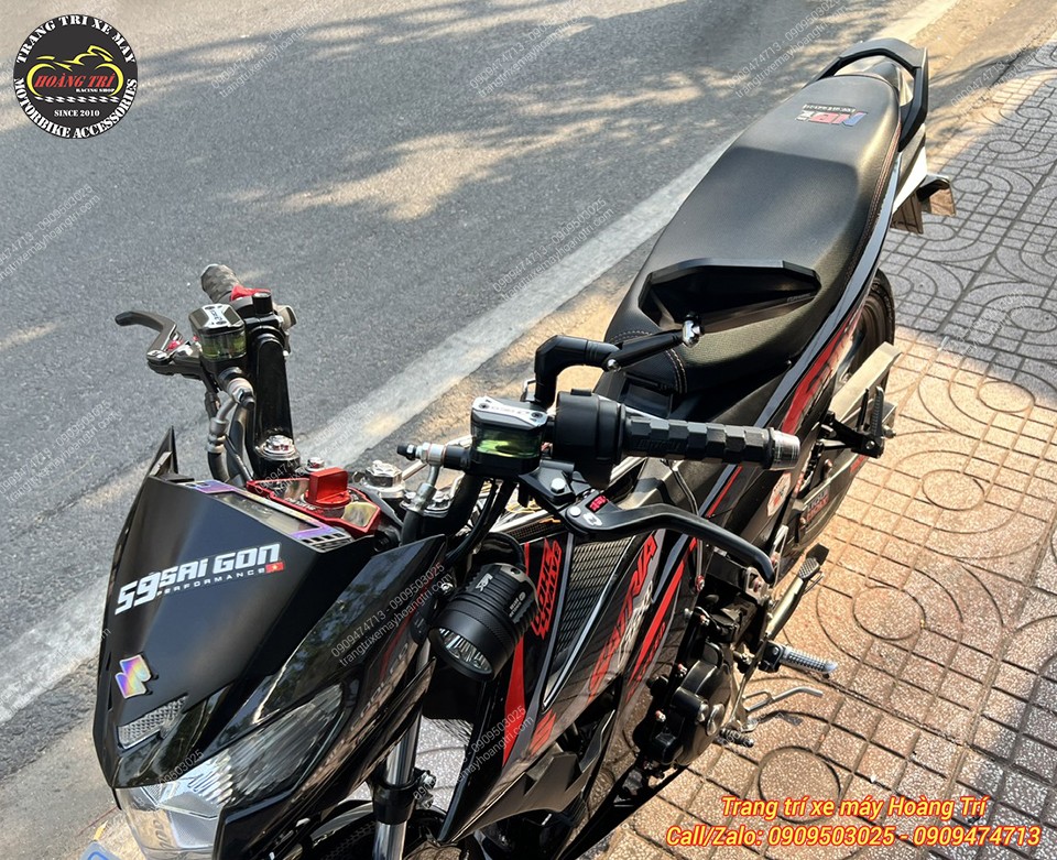 Ngoài tay côn dầu, anh khách còn nâng cấp combo tay lái cao cấp