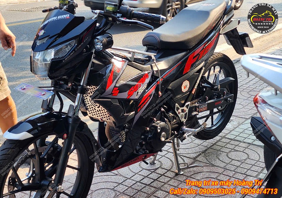 Chất liệu inox giúp chân chống bền bỉ trên nhiều địa hình