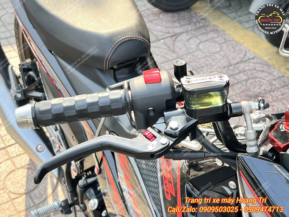 Để đồng bộ, tay thắng bên phải cũng được nâng cấp thêm