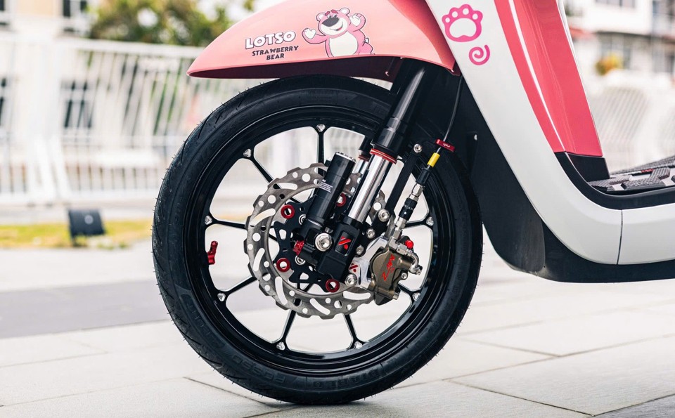 Heo dầu, đĩa trước lớn mang lại sự chắc chắn cho xe Scoopy