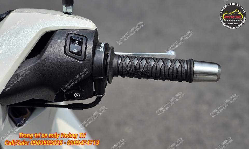 Combo hai phụ kiện tạo sự tương phản nổi bật với hai tông trắng và đen