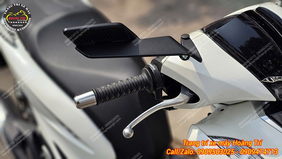 Chiếc xe cũng được anh khách gắn thêm kính hậu Shenao kiểu cánh gió