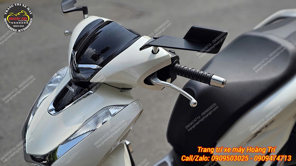 Góc nhìn tổng thể cùm tay trái của Sh với bộ ba phụ kiện