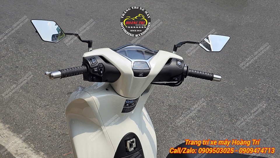 Bao tay Daytona, gù inox và kính Shenao tạo phong cách thể thao cho xe