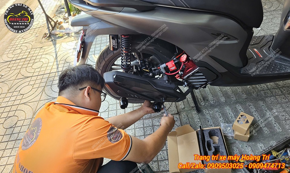 Nhân viên đang nâng cấp chống đổ pô cho xe Sh 160 2026