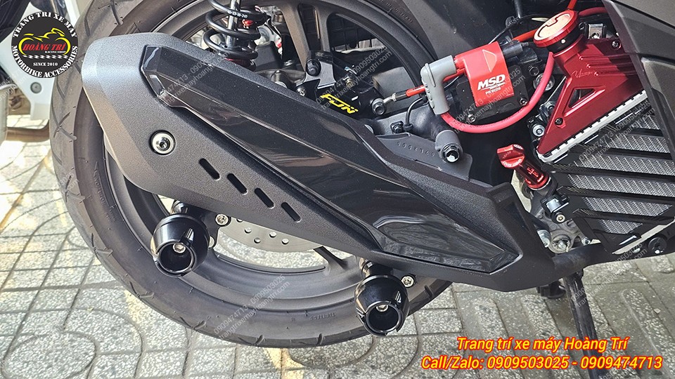 Anh khách trang bị chống đổ pô màu đen tông sẹc tông với ốp pô của xe