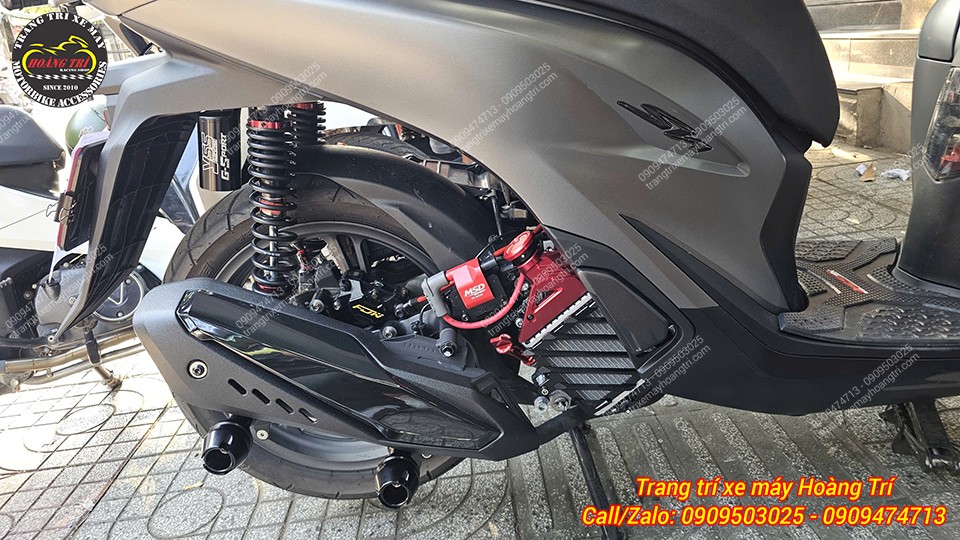 Ngoài ra, anh khách còn trang bị thêm nhiều phụ kiện trang trí xe Sh 160 khác