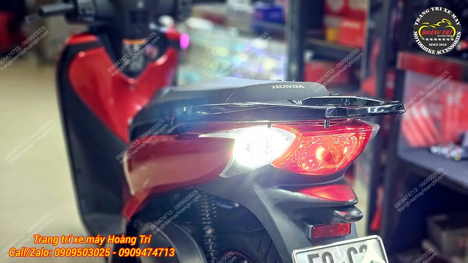 Khi hoạt động, ánh sáng mạnh giúp xe nổi bật hơn khi xi nhan