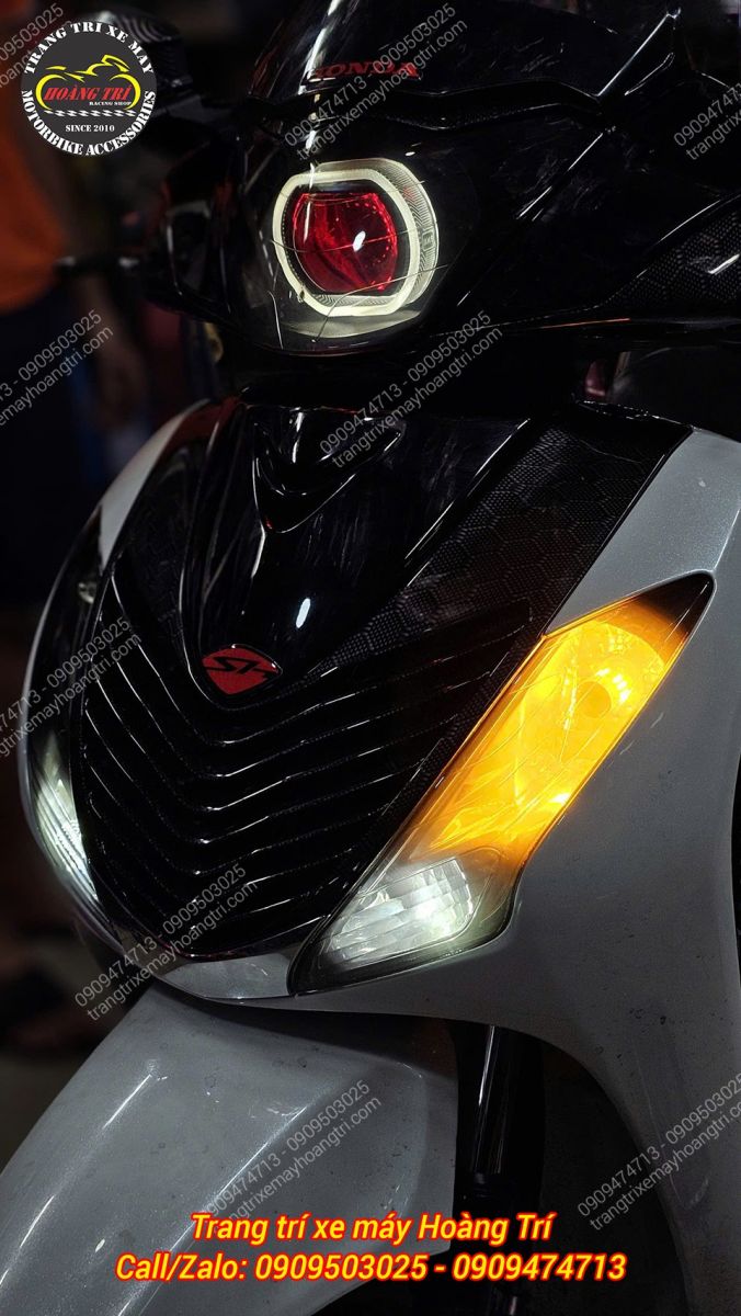 Ánh sáng vàng xi nhan trước chớp nháy rõ ràng từ đèn HY2-1156