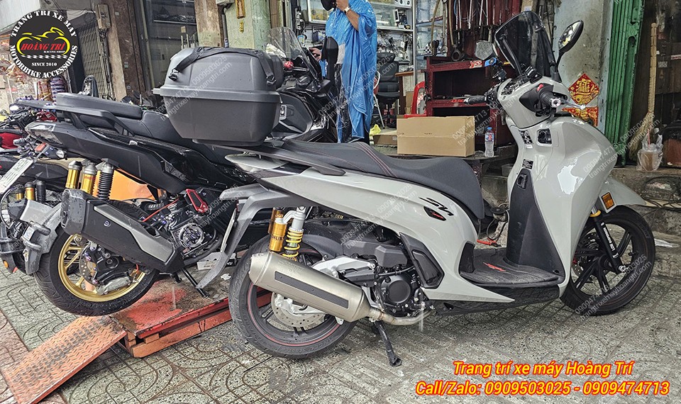 Việc thay mới cây pô 4Road Carbon mang đến sự đẳng cấp riêng biệt cho Sh 350i 2026