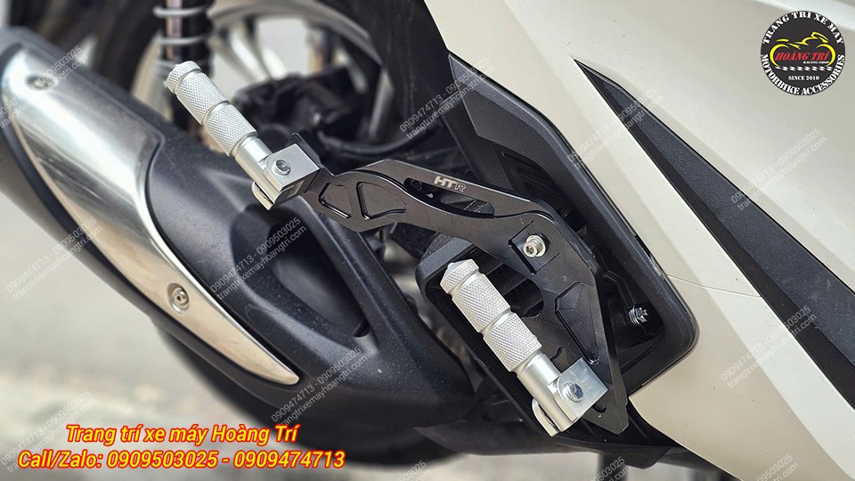 Anh khách lựa chọn gác chân phụ HTR với 2 tông màu đen - trắng