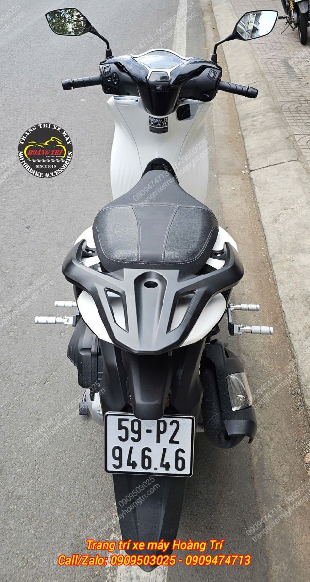 Góc view từ phía sau với 2 chiếc gác chân được bật ra đồng bộ với nhau