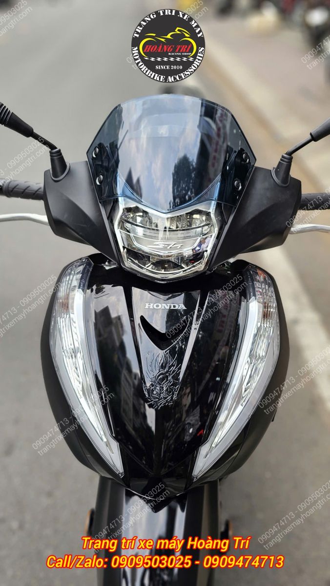 Sh300i được lắp kính chắn gió mới giúp phần đầu xe hầm hố hơn