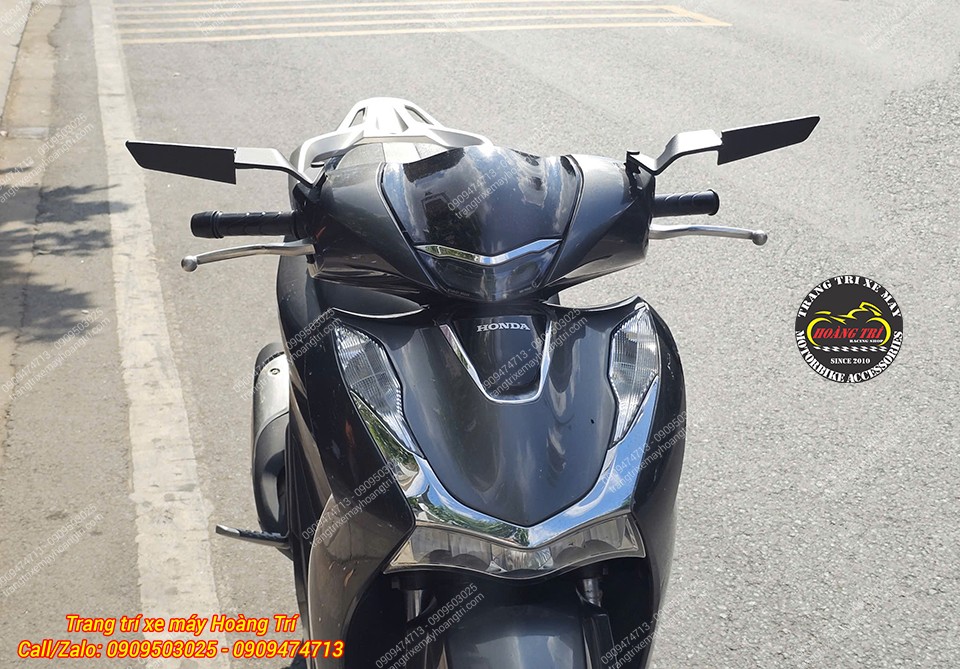 Khi cần quan sát phía sau anh em có thể bật kính lên để quan sát phía sau