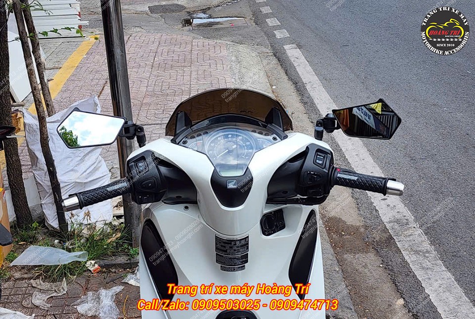 Góc view phía sau cực rộng với viền kính mỏng trông rất sang trọng