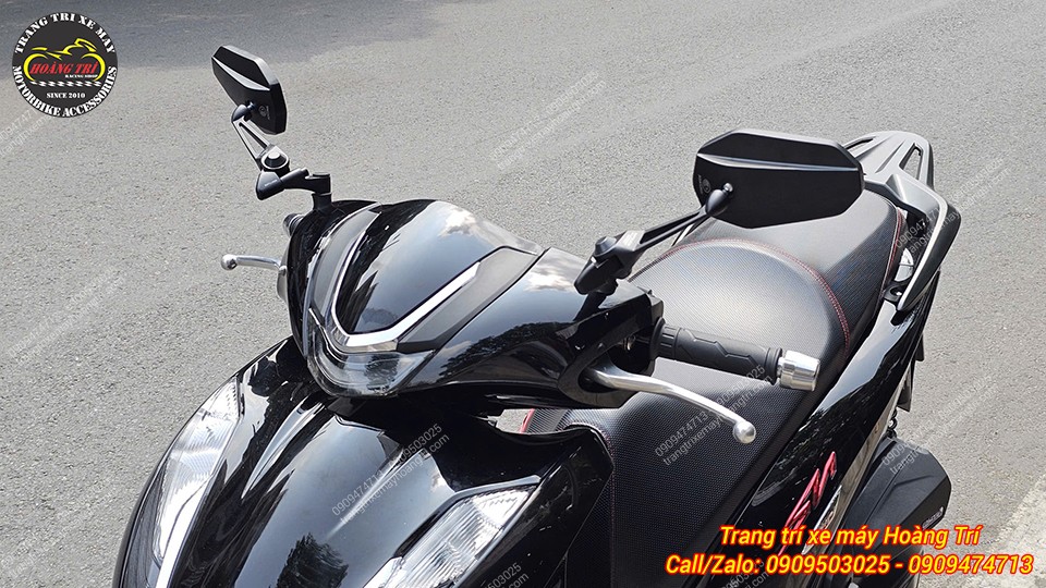 Anh khách lựa chọn mậu V2 màu đen tông sẹc tông với màu sắc của xe