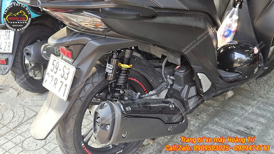 Phuộc sau full đen nhưng có điểm nhấn tông vàng nổi bật trên phuộc