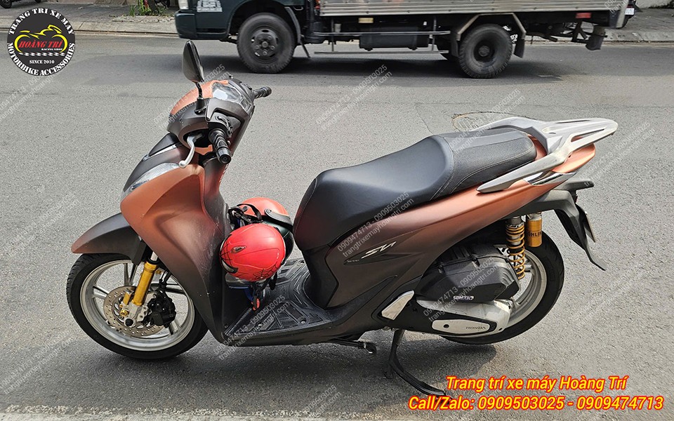 Dàn chân sau cũng được nâng cấp phuộc Ohlins chính hãng chất lượng