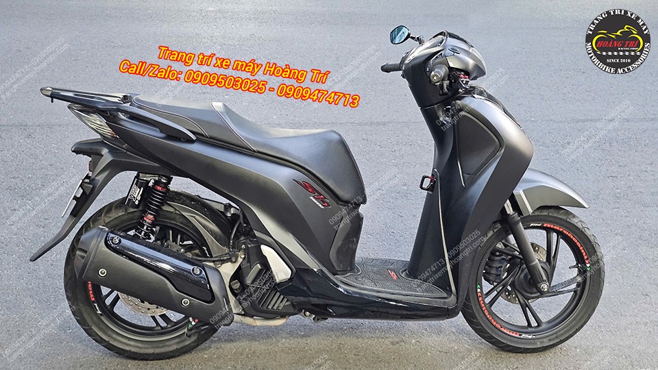 Chỉ viền mâm cũng được anh khách lựa chọn màu đỏ phù hợp với điểm nhấn màu đỏ trên phuộc