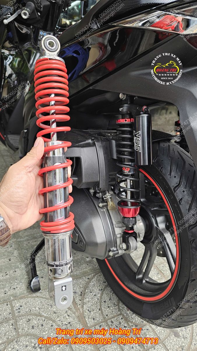 Trên tay phuộc zin của Sh 350i đã được tháo ra và thay vào đó là phuộc YSS G-Sport