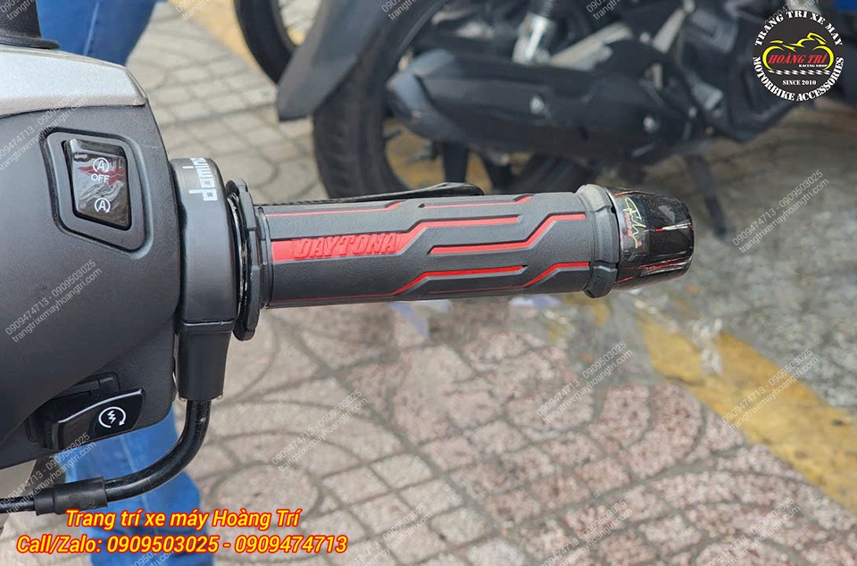 Combo tay lái Sh 2020 gồm: cùm Domino, bao tay Daytona, gù carbon