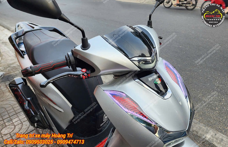 Cùm tay lái cao cấp tông đen đỏ nổi bật trên nền xám