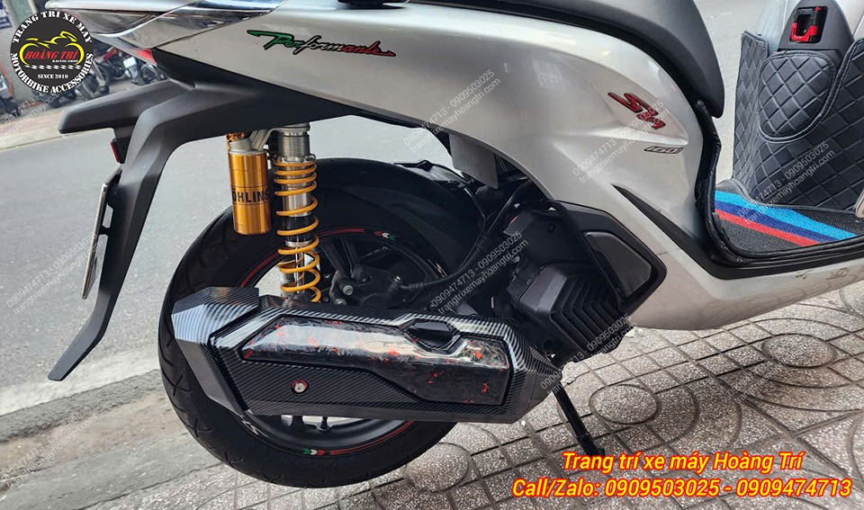 Dàn chân sau nổi bật với cặp phuộc Ohlins tông vàng