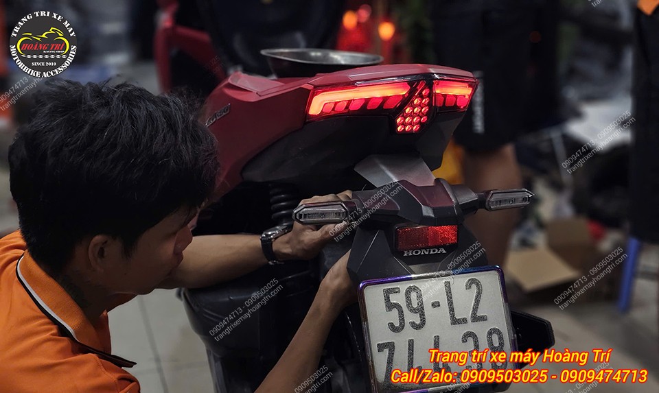 Đèn hậu Audi HQ tích hợp xi nhan LED chạy khi được bật lên