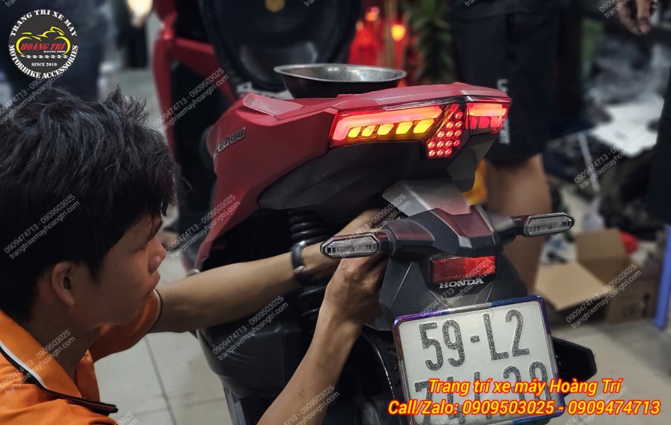 Khi bật xi nhan, LED màu vàng hiển thị hiệu ứng chạy rất ấn tượng