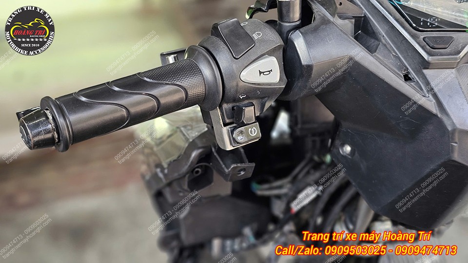 Công tắc điều khiển được tích hợp gọn trên cùm tay lái, hỗ trợ bật tắt đèn thuận tiện
