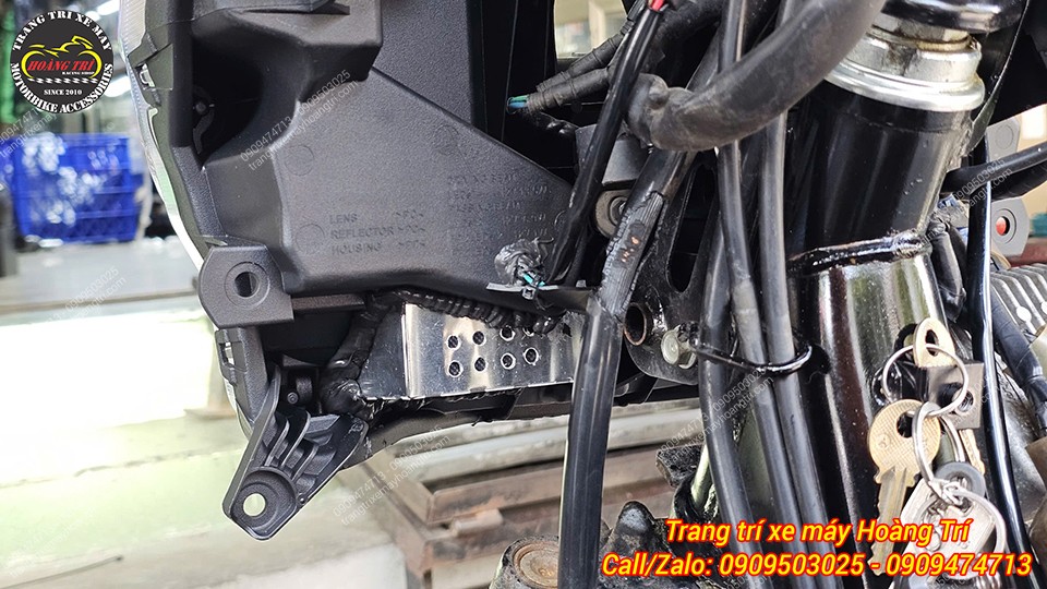 Đang tiến hành lắp đặt cụm đèn pha đúc bi cầu 1 bên bi cầu - 1 bên mắt xoay cho xe