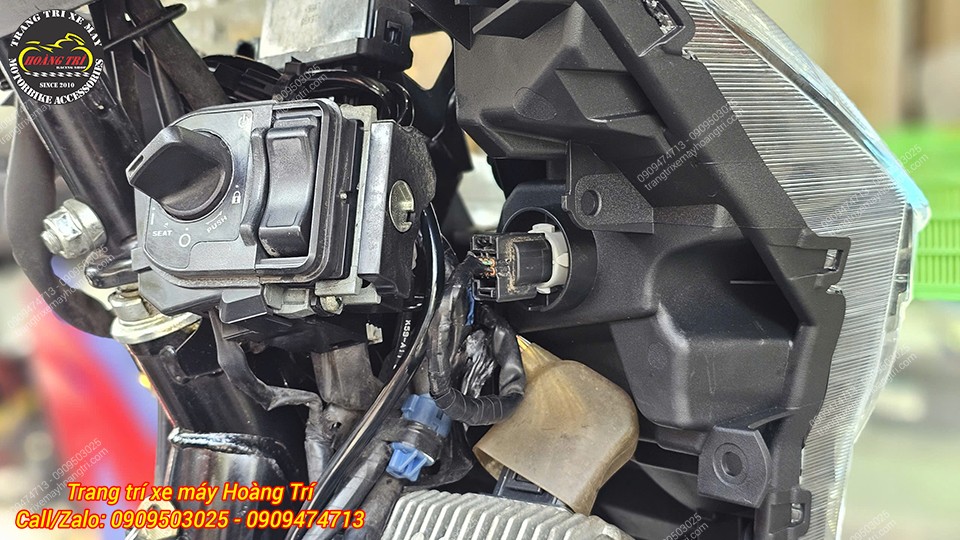 Giắc cắm điện cụm đèn pha đúc bi cầu thiết kết plug and play, dễ tháo lắp, hoạt động ổn định