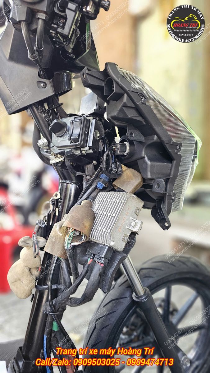 Hoàn thiện lắp đặt cụm đèn pha đúc vào khung xe chắc chắn và phù hợp hoàn hảo