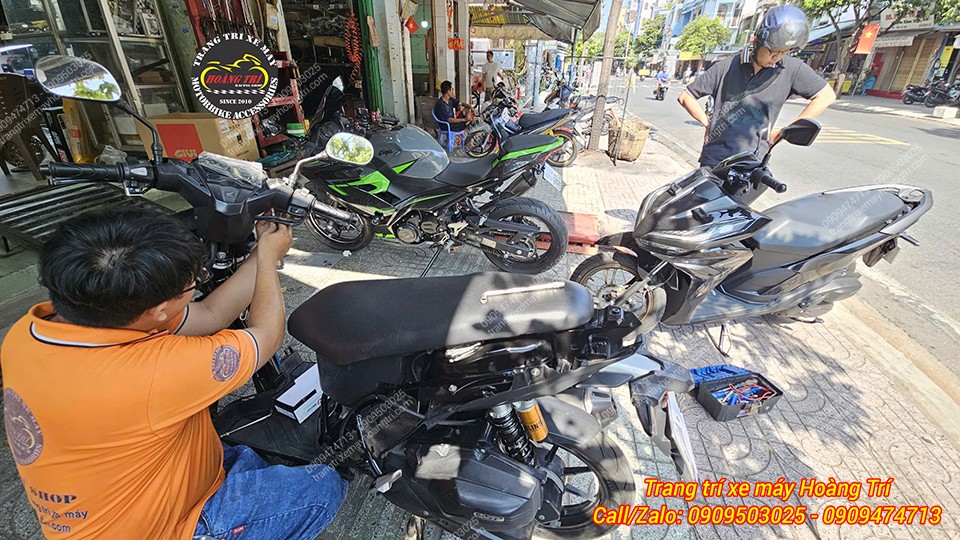 Chuẩn bị gắn lại dàn áo sau khi hoàn tất lắp cụm đèn pha đúc cho xe