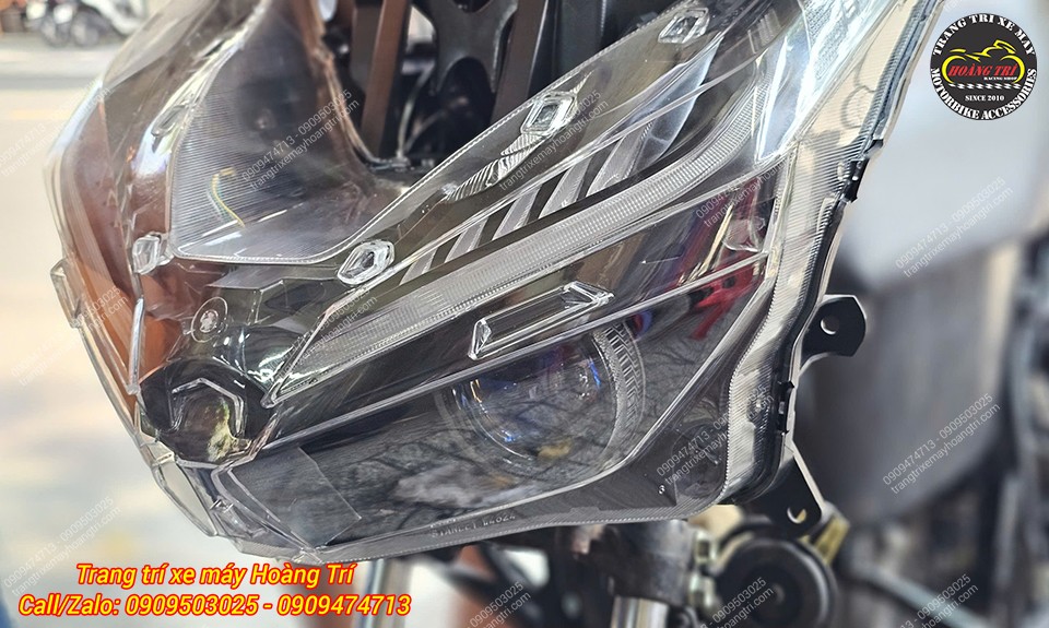 Cụm đèn pha đúc bi cầu hoàn chỉnh với thiết kế sắc nét, tăng tính thẩm mỹ phần đầu xe