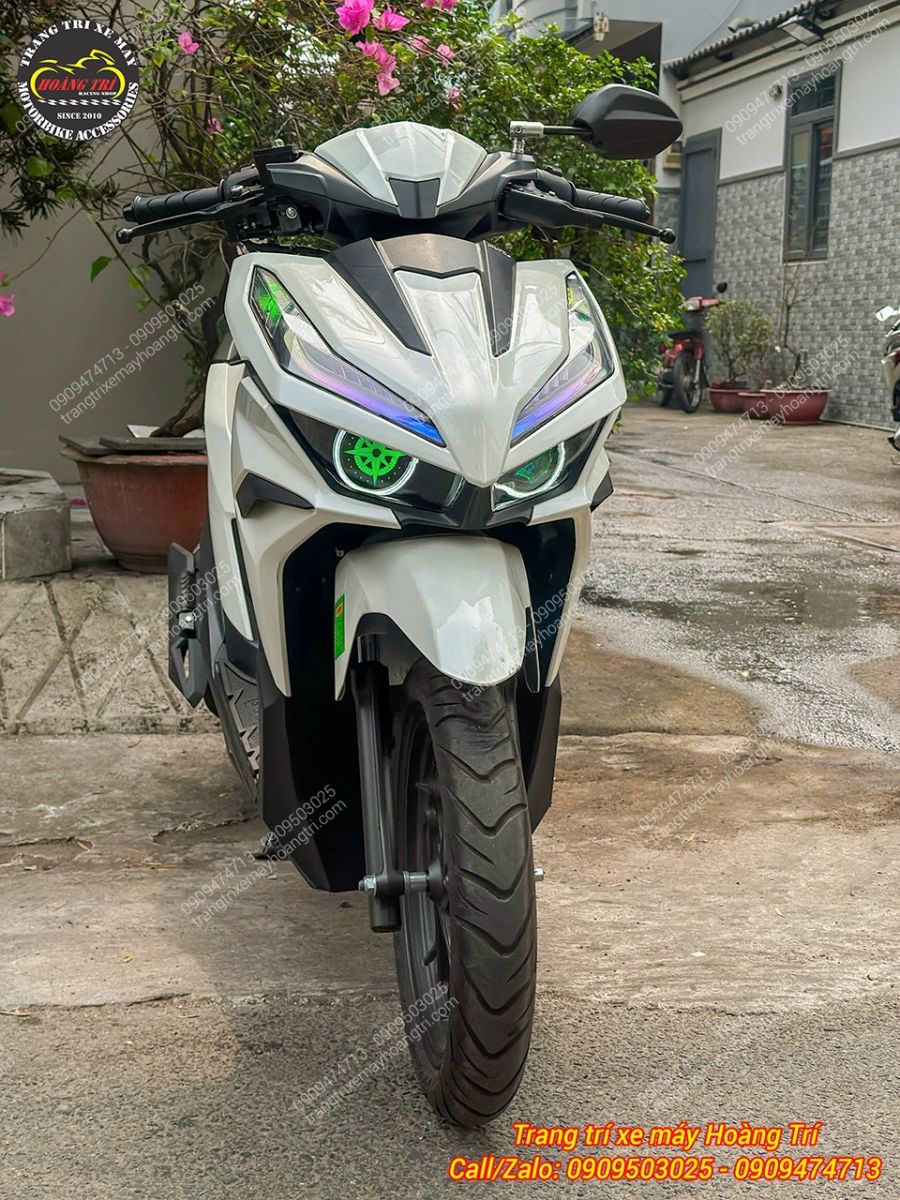 Một bên trang bị bi cầu tăng sáng, bên còn lại là đèn mắt xoay tăng trải nghiệm