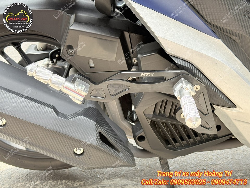Gác chân phụ HTR màu bạc lắp cho xe Click Thái 2020
