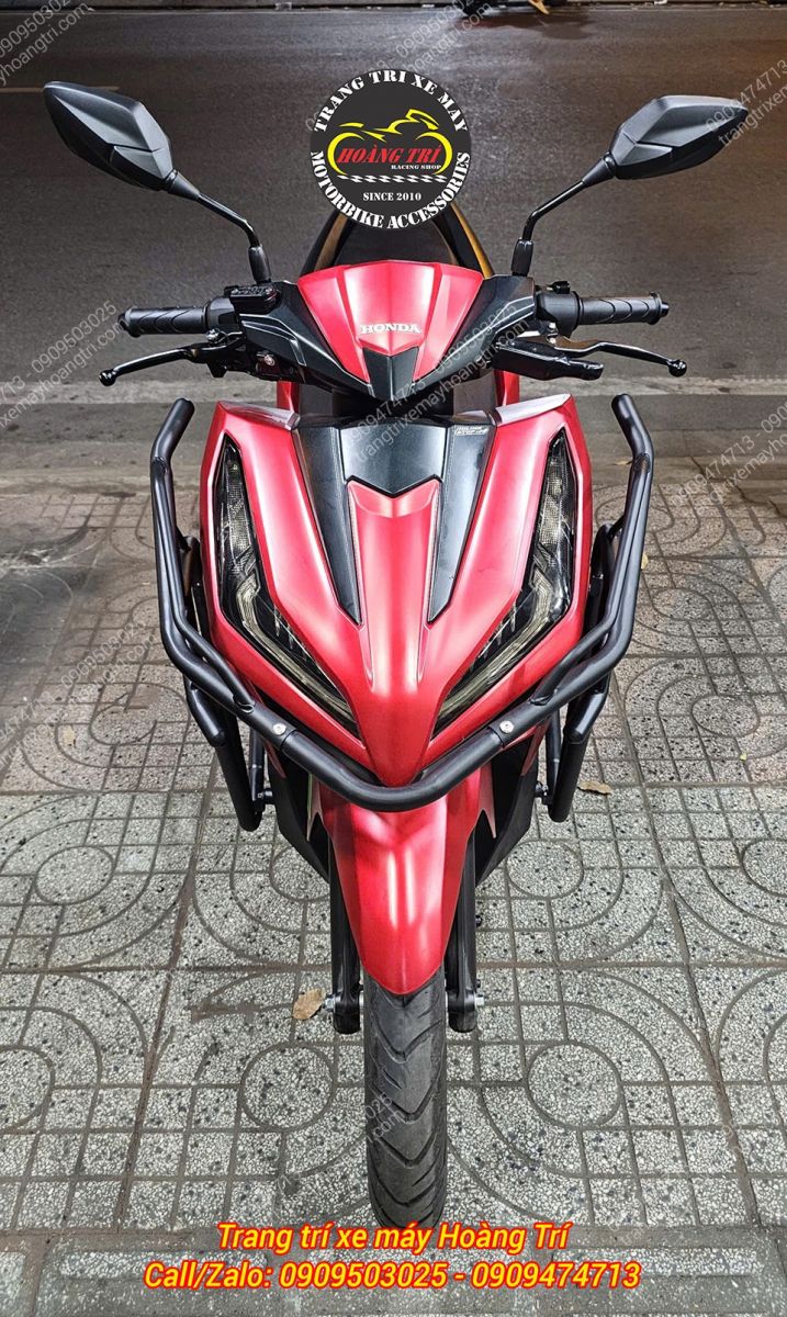 Vario 125 2025 tông đỏ đen khi gắn khung bảo vệ càng thêm hầm hố