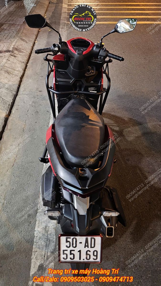 Góc nhìn phía sau của Vario 2025 sau khi đã lắp bộ khung bảo vệ