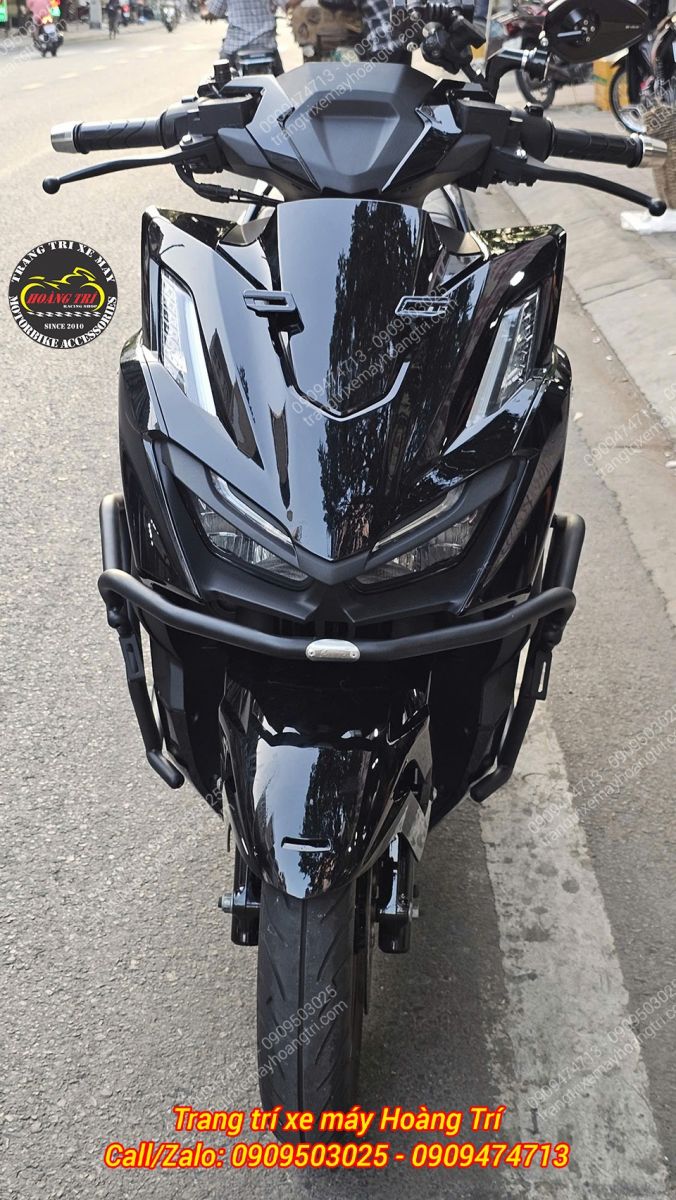 Góc trực diện của Vario 160 sau khi nâng cấp bộ khung - Logo HTR nổi bật tại vị trí trung tâm