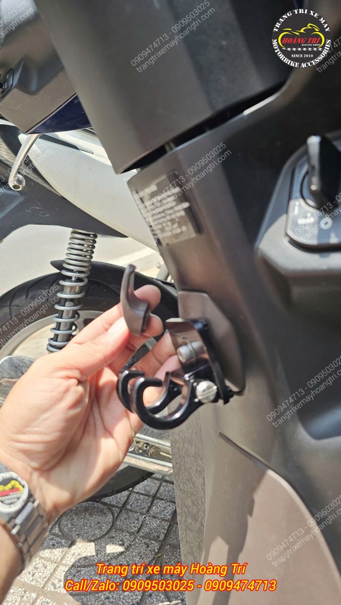 Trên tay móc treo zin bằng nhựa đơn giản được thay bằng móc treo HTR Grande