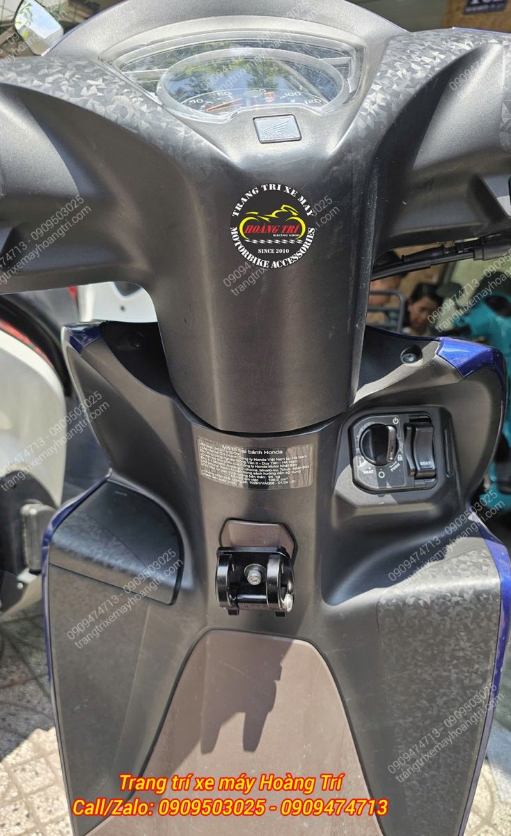 Móc treo với 2 móc 2 bên có thể gập gọn lại khi không cần sử dụng