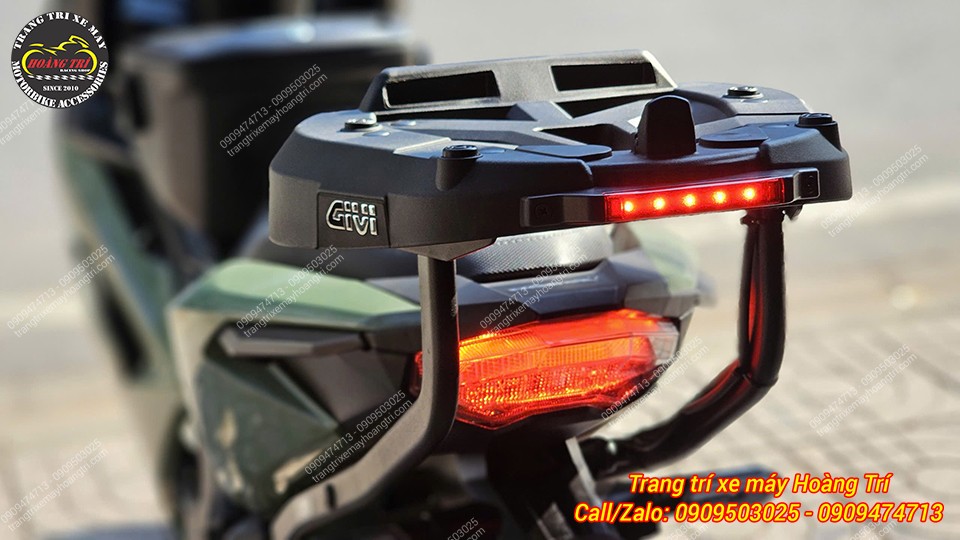 Baga sau Givi HRX còn được tích hợp thêm đèn Stop tiện lợi