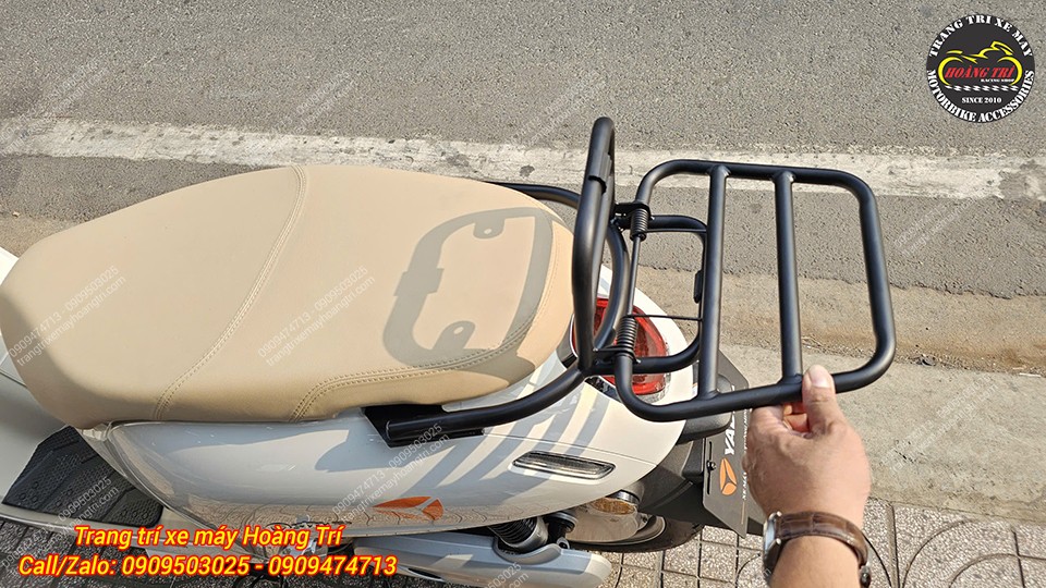 Chiếc baga có thể mở ra để treo túi hoặc gắn thêm thùng