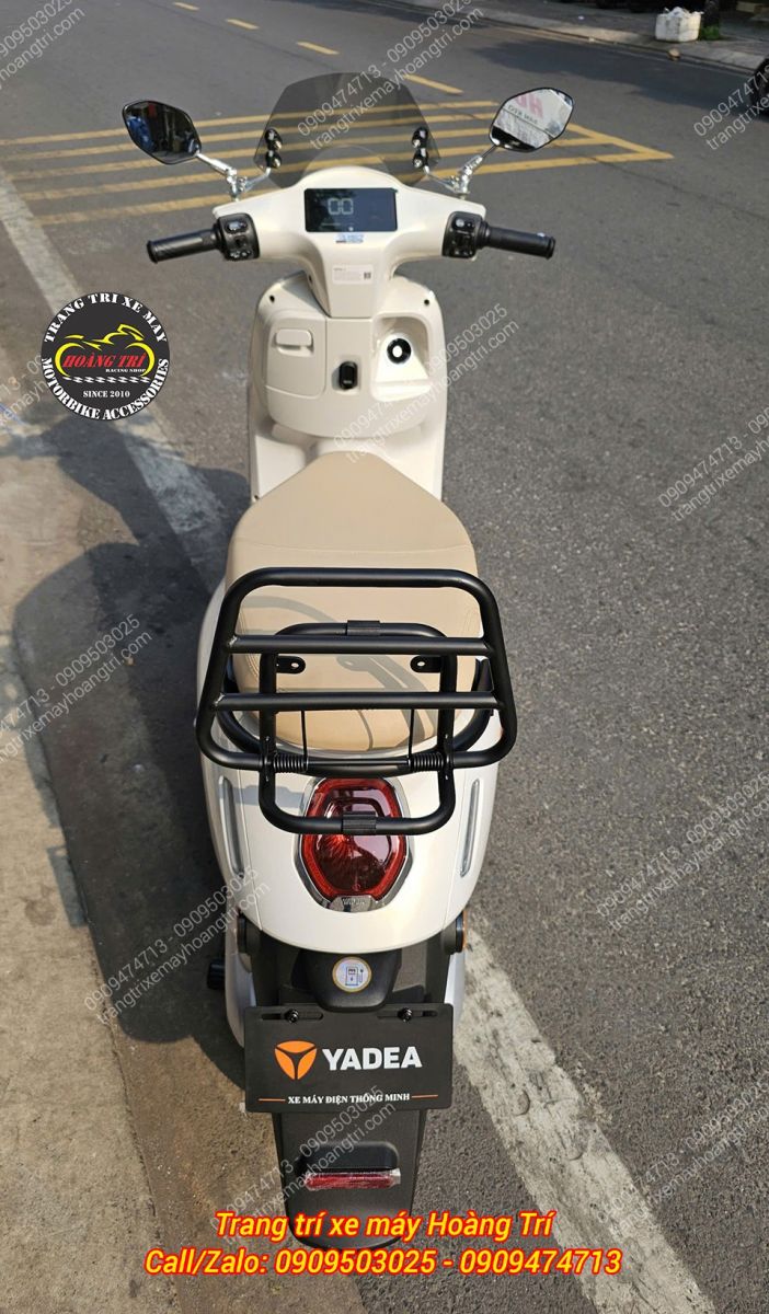 Góc nhìn trực diện phía sau với baga tựa lưng trên Yadea Osta 2026