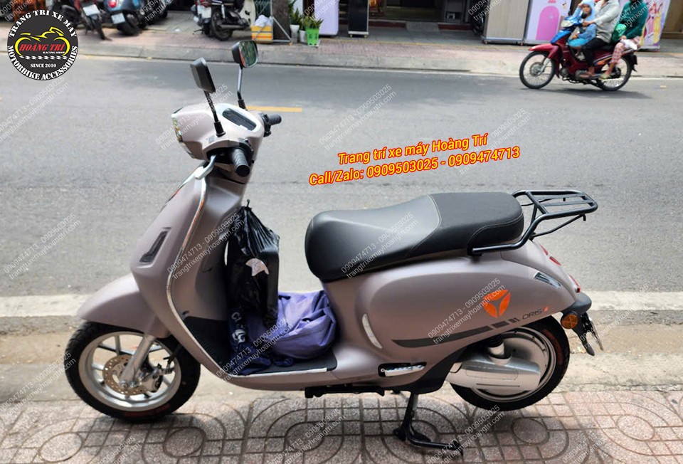 Toàn cảnh chiếc Yadea Oris với món phụ kiện mới lắp tại Hoàng Trí Shop