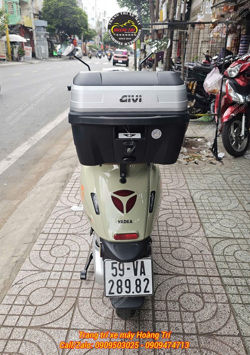 Anh khách còn lắp thêm thùng sau Givi chính hãng dung tích lớn